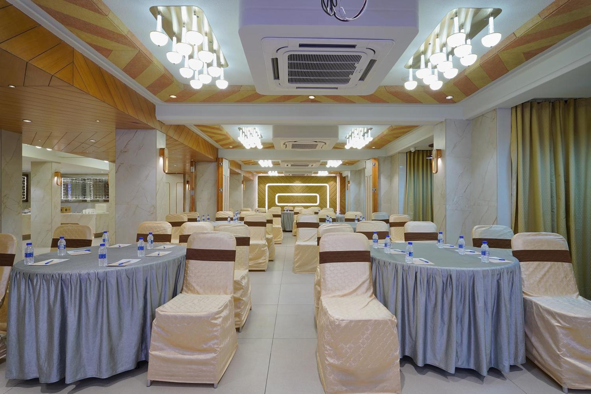 Artilla Inn Ahmedabad Exterior foto