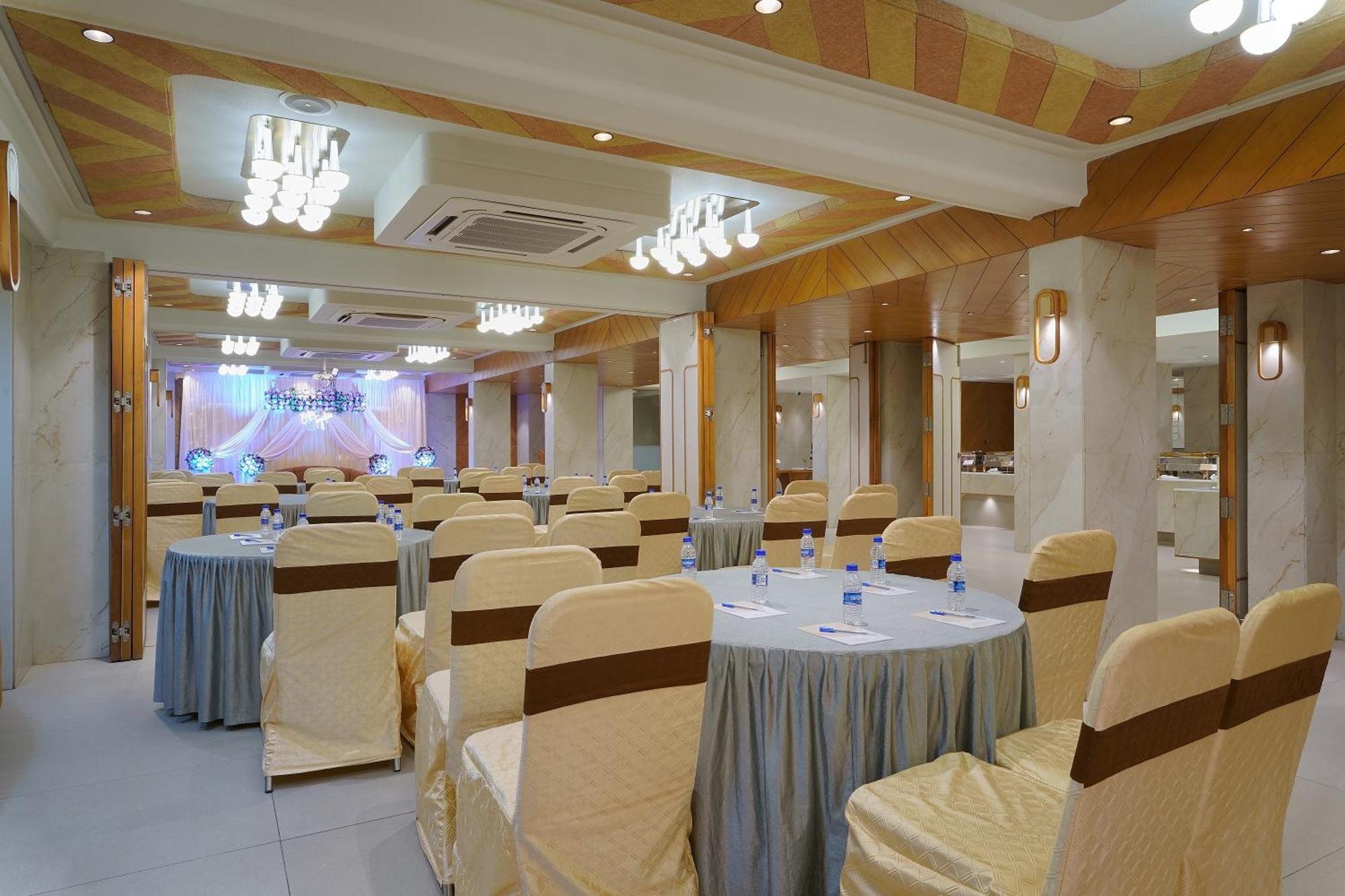 Artilla Inn Ahmedabad Exterior foto