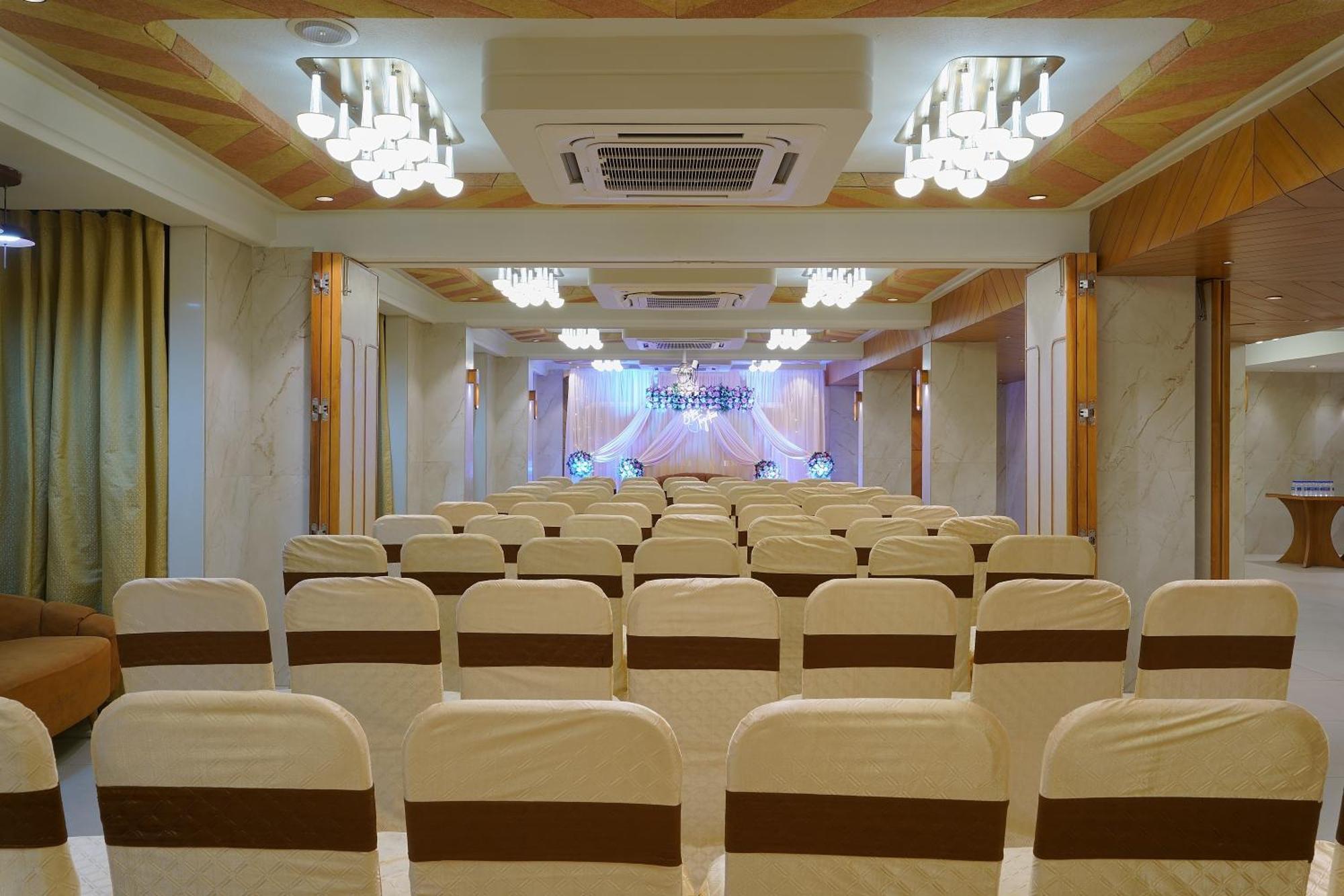 Artilla Inn Ahmedabad Exterior foto
