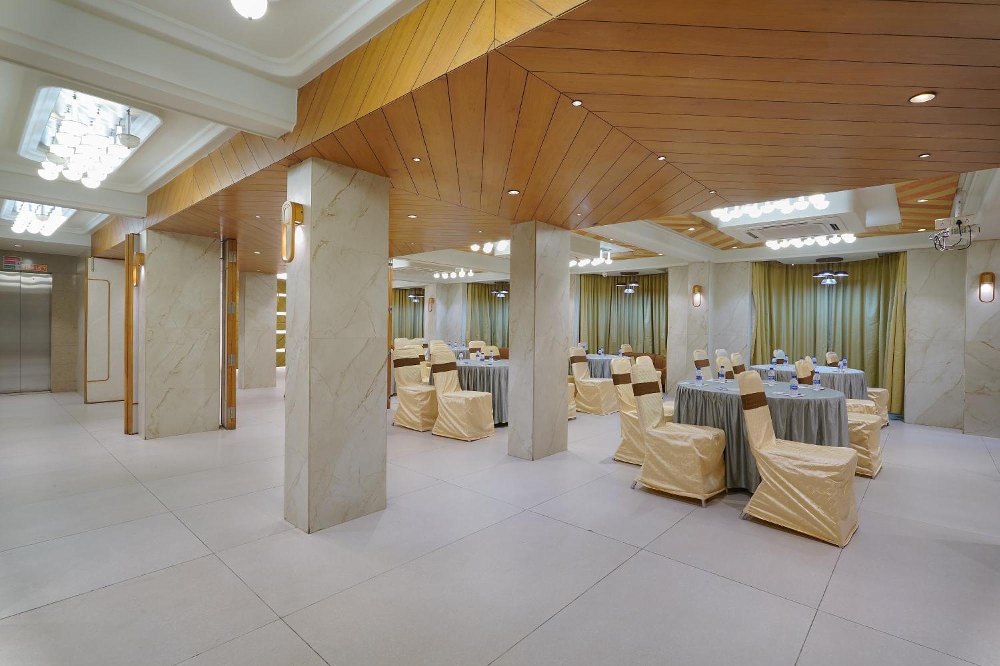 Artilla Inn Ahmedabad Exterior foto